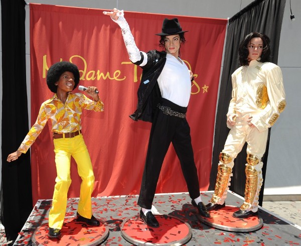 Tres figuras del cantante en el museo de cera Madame Tussaud en Los Ángeles, California (EEUU).