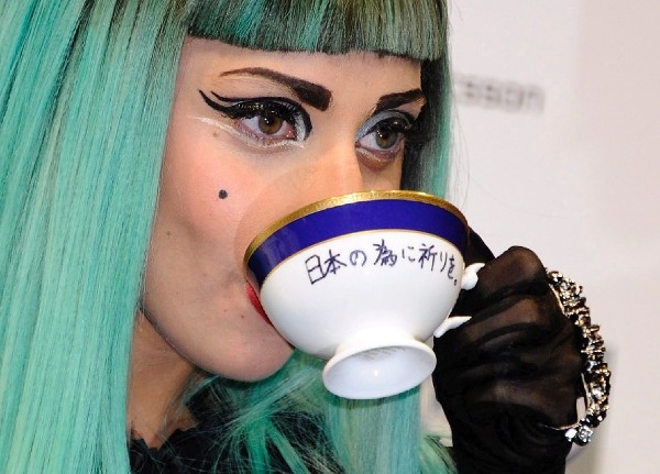 La cantante estadounidense Lady Gaga bebe en una taza de té.
