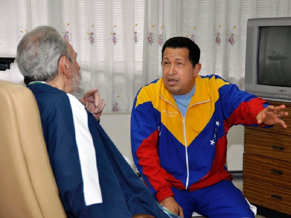 Fotografía facilitada por Cubadebate del líder Fidel Castro (i), que visitó al mandatario venezolano Hugo Chávez.