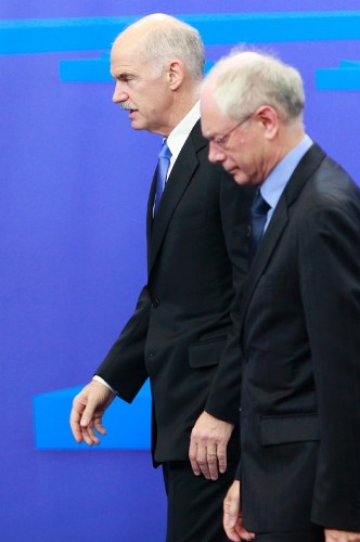 El primer ministro griego, Yorgos Papandréu (izda), conversa con el presidente del Consejo Europeo, Herman Van Rompuy.