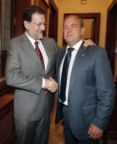 El presidente del PP en Extremadura, José Antonio Monago (d), se saluda en el Congreso con el líder nacional del partido, Mariano Rajoy.