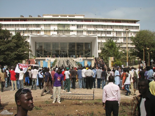 Gran número de personas durante la protesta que han llevado a cabo ante el edificio del Parlamento, en Dakar.