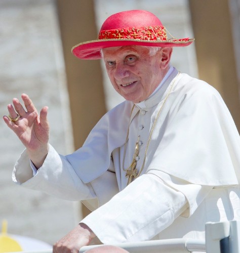 El papa Benedicto XVI saluda a los fieles durante la celebración de la audiencia pública de los miércoles en la plaza de San Pedro del Vaticano.