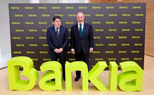 Fotografía de archivo (Valencia, 02032011) de Rodrigo Rato (d) y José Luis Olivas ante el logo de Bankia.