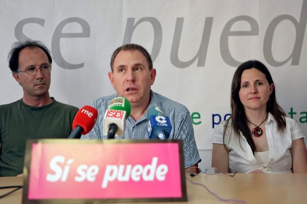 Domingo Gerí (i), Fernando Sabaté y Asun Frias, dirigentes de la plataforma 'Sí se puede'.