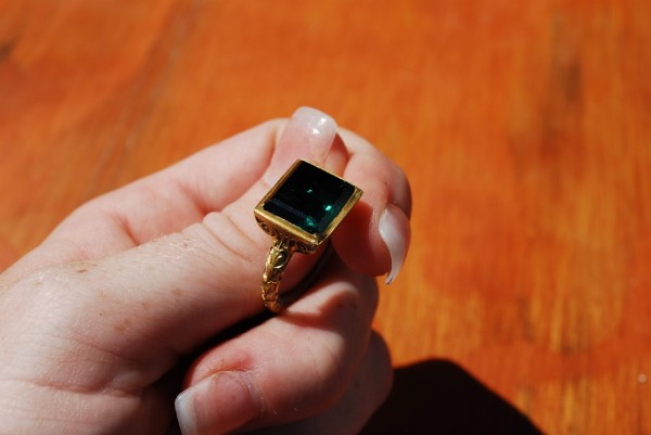 Fotografía cedida hoy, viernes 24 de junio de 2011, del anillo de oro con una esmeralda valorado en 500.000 dólares, que formaba parte del tesoro del galeón español del siglo XVII 