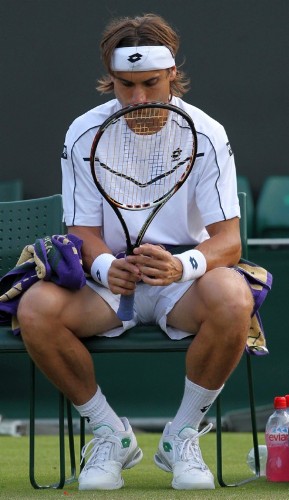 El tenista español David Ferrer descansa entre juegos contra el estadounidense Ryan Harrison.