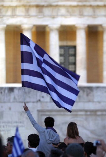 Numerosas personas protestan en la plaza Syntagma de Atenas.