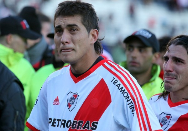 Los jugadores de River Plate Roberto Pereyra (i) y Carlos Arano (d) lloran.
