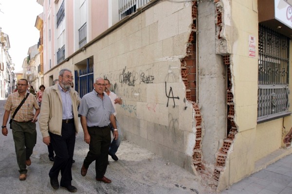 El secretario general de UGT, Cándido Méndez (2i), en un recorrido por las calles de Lorca.