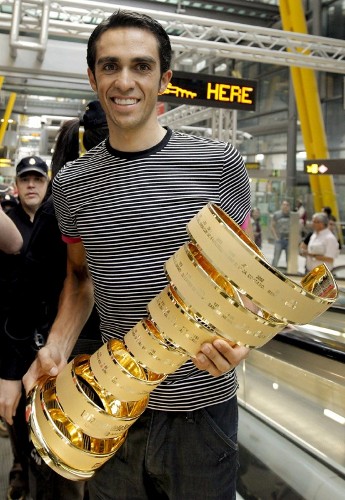 El ciclista Alberto Contador con el trofeo que le acredita como ganador del Giro de Italia 2011.