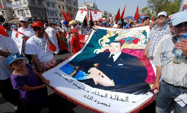 Miles de personas participaron ayer domingo en una marcha a favor de las propuestas del gobierno para adelantar una reforma constitucional en Casablanca (Marruecos).