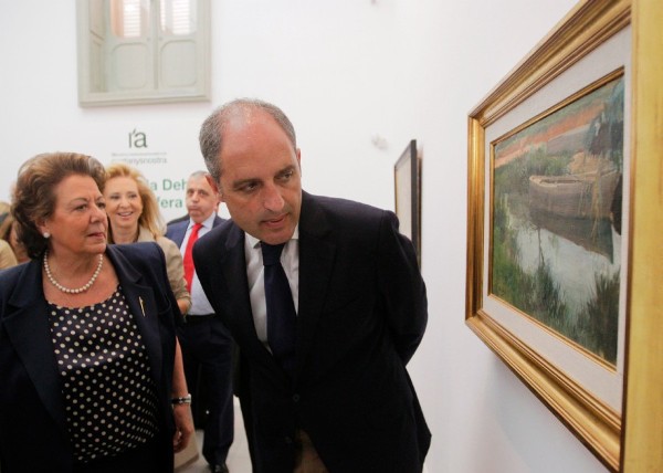 El presidente de la Generalitat, Francisco Camps, y la alcaldesa de Valencia, Rita Barberá, contemplan el cuadro 