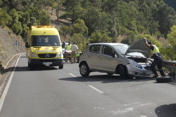 Un accidente de tráfico ha generado hoy una retención por espacio de 30 minutos en la carretera HI-1 de la cumbre en dirección a Frontera, en la isla de El Hierro.