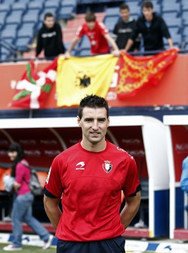 El defensa Marc Bertrán, hasta ahora en el CD Tenerife, posa en el estadio Reyno de Navarra, durante su presentación como jugador 