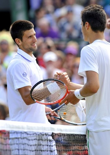 El tenista serbio Novak Djokovic (izda) saluda al australiano Bernard Tomic, tras vencerle en el partido de cuartos de final del torneo de Wimbledon disputado en Londres, Reino Unido, el 29 de junio de 2011.