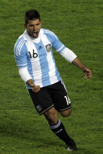Sergio Agüero festeja su gol.