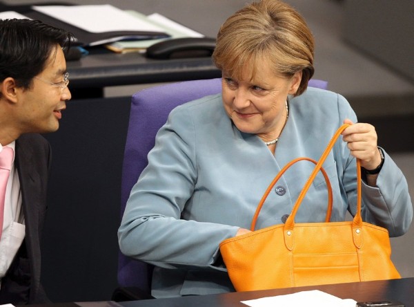 La canciller Angela Merkel (dcha) y el ministro de Economía Philipp Roesler.