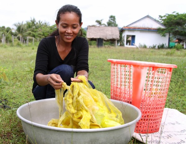 Una mujer lava las bolsas de plástico recogidas en el pueblo camboyano de Chamcar Bei para luego reciclarlas y crear con ellas canastos y otros objetos, costumbre que ha ayudado al municipio a mejorar su nivel de vida y al mismo tiempo, limpiar de basura su comunidad.