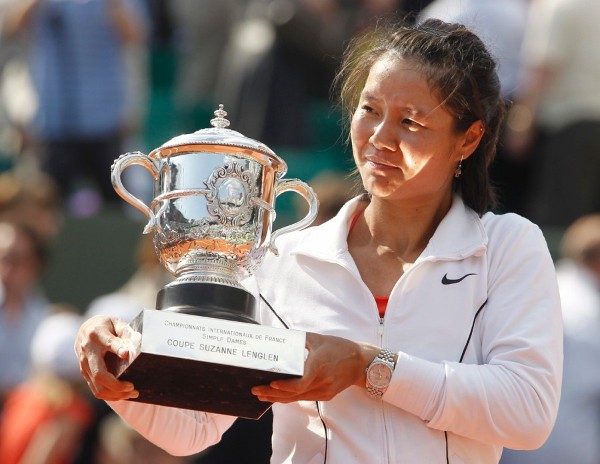 Na Li sostiene el trofeo de Roland Garros.