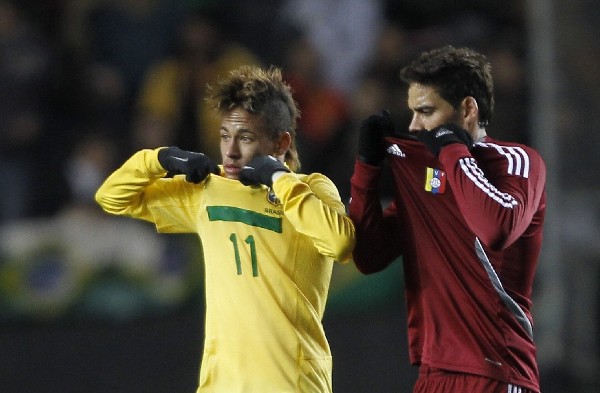 El jugador de la selección de fútbol de Brasil Neymar (izq) se retira junto a Gabriel Cichero de Venezuela.