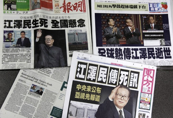Detalle de algunas primera planas de periódicos de Hong Kong que hablan de la presunta muerte del ex presidente chino Jiang Zemin, de 84 años, que dirigió el país entre 1989 y 2003, en Hong Kong, China, hoy, jueves 07 de julio de 2011. Una nota de la agencia oficial Xinhua, aseguró hoy que según 