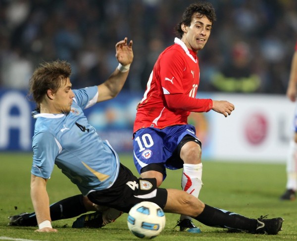 El jugador uruguayo Sebastián Coates(izq) disputa el balón ante Jorge Valdivia.