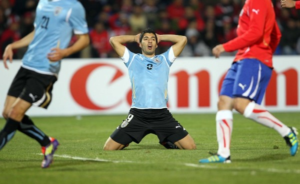 El jugador de fútbol de la selección de Uruguay Luis Suárez (c) lamenta desperdiciar una oportunidad de gol ante Chile.