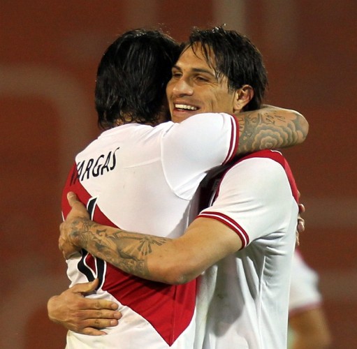 El jugador peruano Paolo Guerrero (der) festeja su gol junto a Juan Vargas (izq).