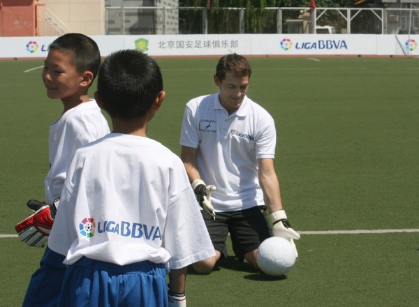 El capitán de la selección española y del Real Madrid, Iker Casillas, culminó su viaje a Pekín con una visita a su campus.