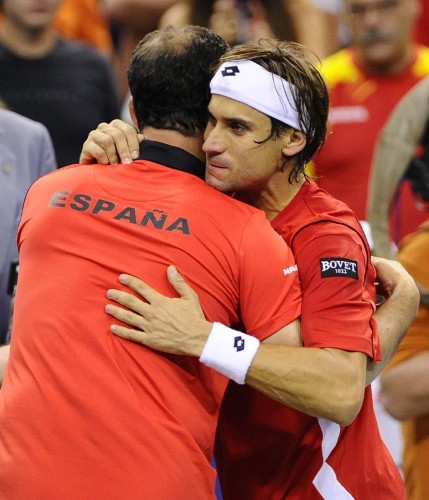 El tenista español David Ferrer (d) abraza a su entenador, Albert Costa (i), tras vencer al estadounidense Andy Roddick.