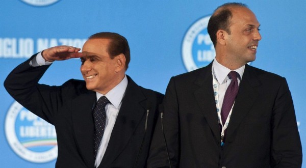 Imagen de archivo datada el 1 de julio de 1 de julio de 2011 del primer ministro italiano Silvio Berlusconi (izda) y el ministro de Justicia, Angelino Alfano.