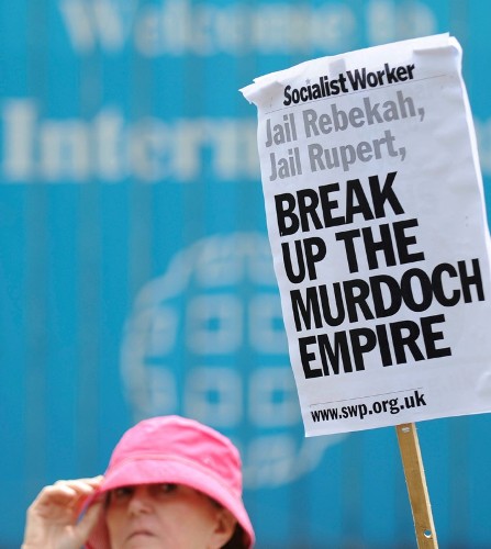 Ha habido pequeñas protestas fuera de la sede de News International para pedir que se divida el imperio de medios de comunicación de Rupert Murdoch.