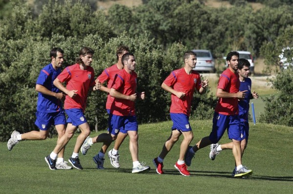 Jugadores del Atlético de Madrid durante un entrenamiento matinal en el campo de golf de Los Ángeles de San Rafael (Segovia).