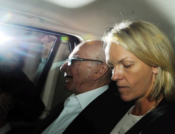 El magnate de la prensa de origen australiano Rupert Murdoch (i) y su hija Elisabeth Murdoch (d).