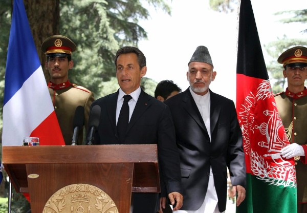 El presidente francés, Nicolas Sarkozy (c), durante una rueda de prensa conjunta con su homólogo afgano, Hamid Karzai (d), en Kabul, Afganistán.