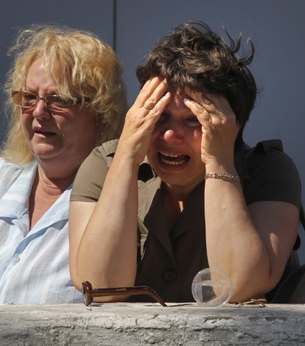 Una mujer llora durante una ceremonia para las víctimas del naufragio del 
