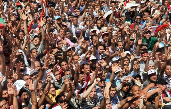 Manifestantes egipcios gritan eslóganes durante las protestas convocadas en la plaza Tahrir de El Cairo, Egipto, el 8 de julio de 2011.