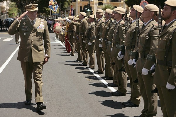El jefe de Estado Mayor del Ejército de Tierra, general Fulgencio Coll (i), pasa revista a la formación antes de la toma de posesión del Teniente General César Muro como General Jefe del Mando de Canarias.