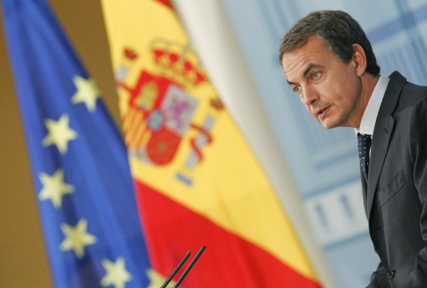 El presidente del Gobierno, JosÃ© Luis RodrÃ­guez Zapatero, se dirige a los directores de las sedes del Instituto Cervantes, a los que ha recibido esta tarde en el Palacio de la Moncloa.