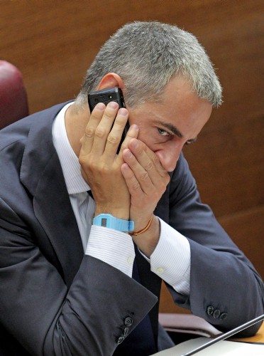 El diputado popular Ricardo Costa habla por teléfono esta mañana.