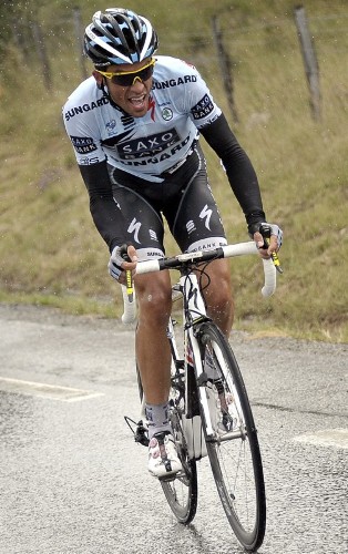 El corredor español de Saxo Bank Sungard, Alberto Contador, pedalea durante la etapa 16 del Tour de Francia disputada entre Saint-Paul-Trois-Chateaux y Gap, Francia, hoy, martes 19 de julio de 2011.