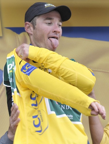 El corredor francés del Europcar, Thomas Voeckler, se coloca el maillot amarillo de líder de la clasificación general, en el podio de la decimosegunda etapa del Tour de Francia disputada entre Cugnaux y Luz Ardiden, Francia, el 14 de julio de 2011.