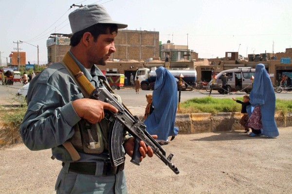 Un policía afgano en una vía de la ciudad de Herat.