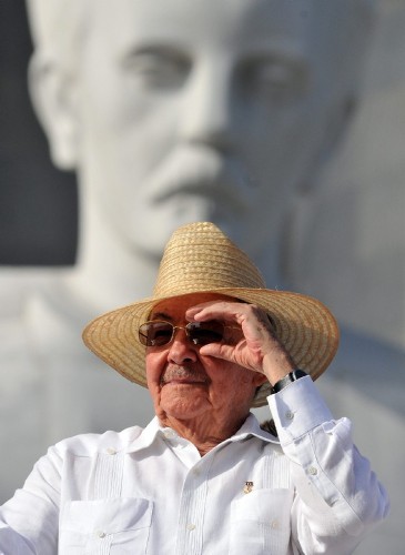 Fotografía de archivo del 1 de mayo de 2010 que muestra al presidente de Cuba, Raúl Castro, en un acto en la Plaza de la Revolución de La Habana (Cuba). 