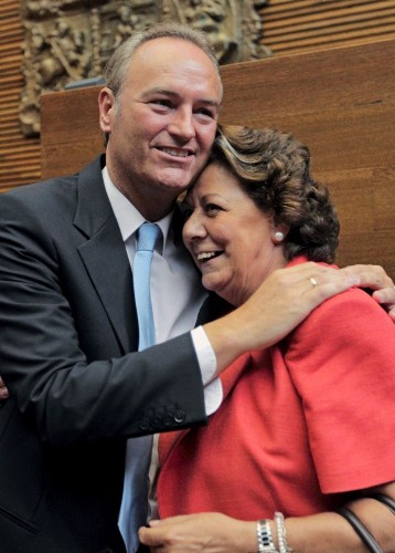 El recién investido como presidente de la Generalitat, Alberto Fabra, recibe el saludo de la alacaldesa de Valencia, Rita Barberá.
