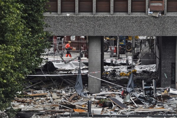 Vista de los daños de un edificio del complejo gubernamental de Oslo, Noruega, el 27 de julio de 2011, producidos en el atentado con coche bomba del pasado 22 de julio.