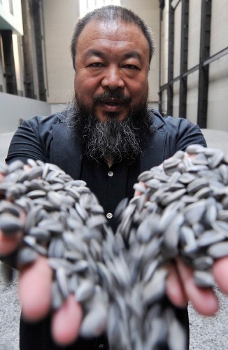Fotografía de archivo del 11 de octubre de 2010 que muestra al artista chino Ai Weiwei durante la exposición 