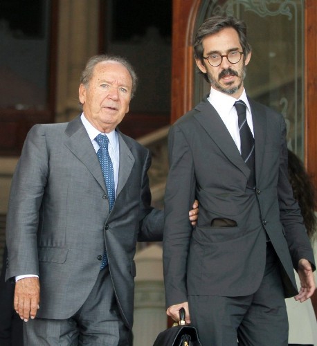 El constructor y expresidente del FC. Barcelona,José Luis Núñez Clemente (i), condenado a 6 años de cárcel, abandona acompañado de su abogado la Audiencia de Barcelona.