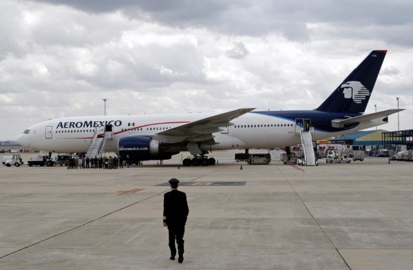 Un Boeing 777 de la compañía Aeroméxico, tras aterrizar hoy en el aeropuerto madrileño de Barajas después de realizar el primer vuelo comercial transatlántico del mundo en la ruta México-Madrid con uso de bioturbosina, un biocombustible extraído de la planta oleaginosa Jatropha Curcas.